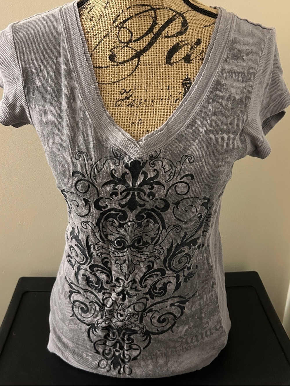 Y2K Vintage Mudd Grey Ribbed Short-Sleeve V-Neck with Ornamental Print